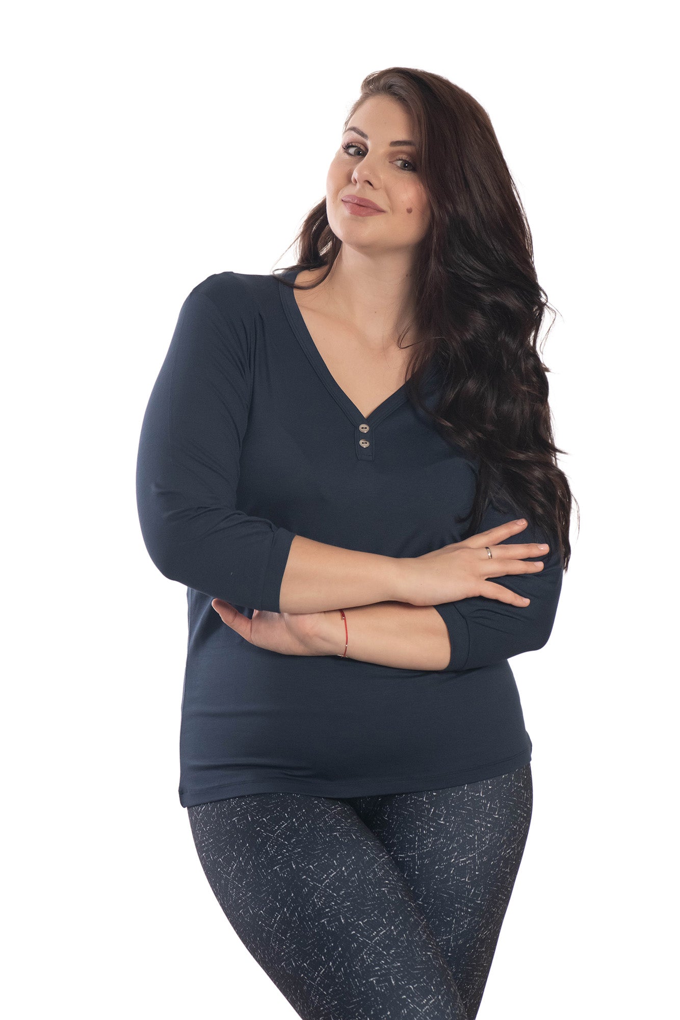 Damen Bluse - T-Shirt mit 3/4 Ärmeln und spitzem Ausschnitt mit zwei Zierknöpfen