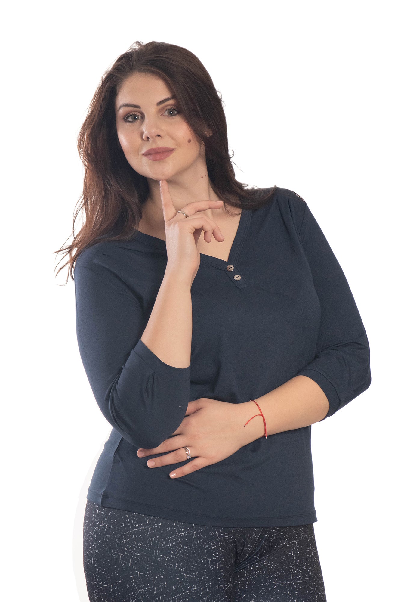 Damen Bluse - T-Shirt mit 3/4 Ärmeln und spitzem Ausschnitt mit zwei Zierknöpfen
